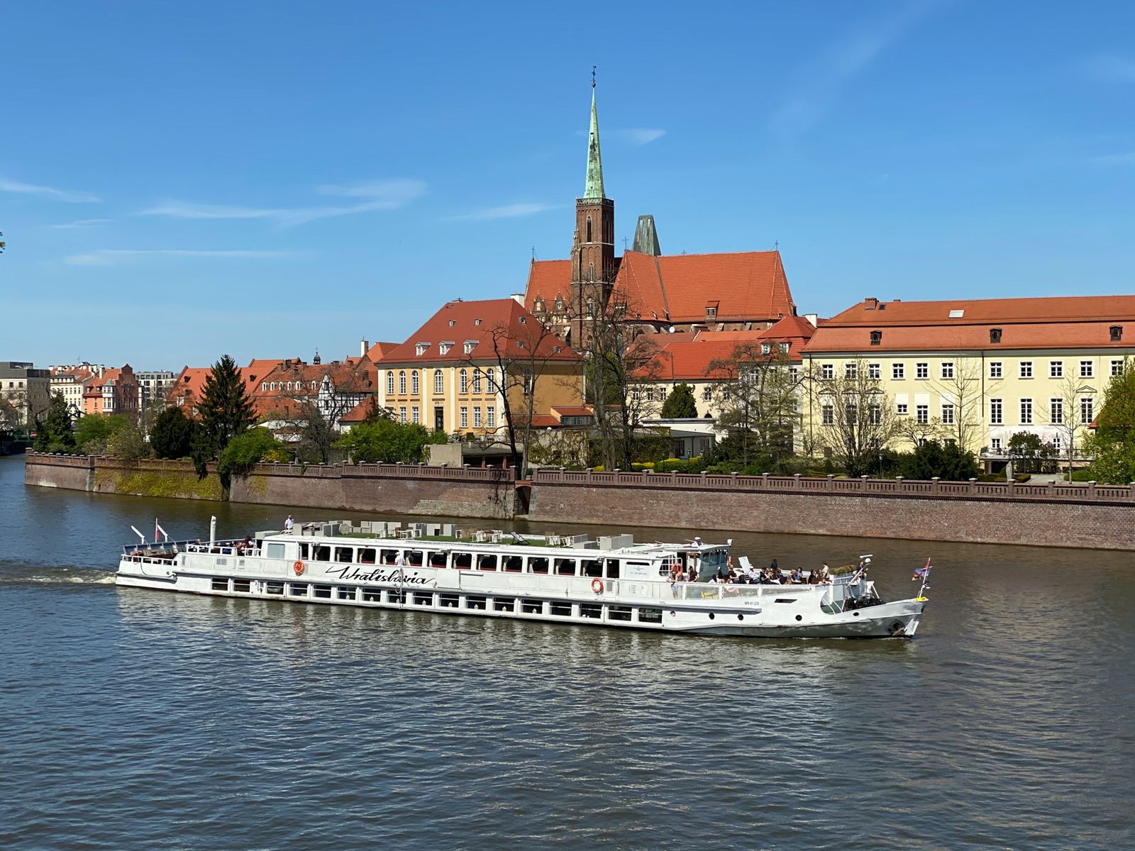 Flusskreuzfahrtschiff auf einem europäischen Fluss