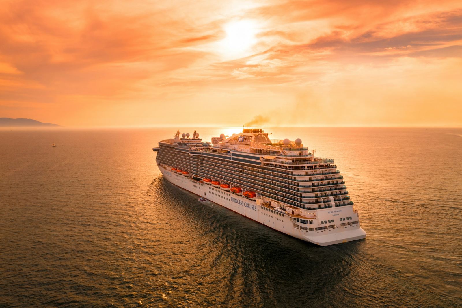 Großes Hochseeschiff im Abendlicht auf dem Meer